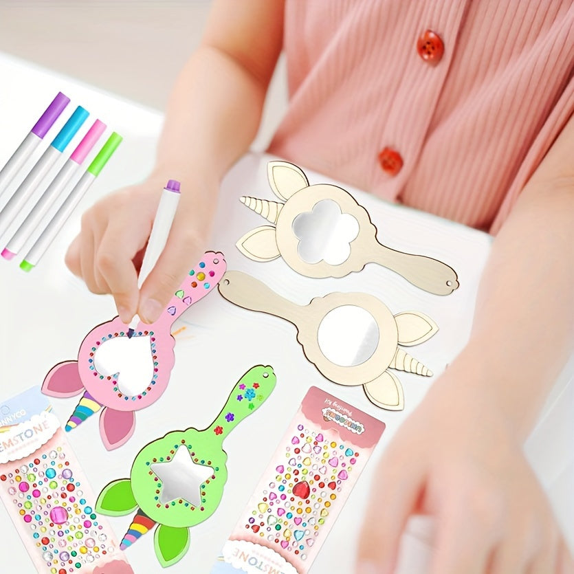Bambina colora specchietti giocattolo in legno con pennarelli colorati e adesivi. Attività creativa per bambini, artigianato fai-da-te.