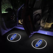 Portiera auto aperta con logo Ford proiettato a terra, illuminazione LED. Accessorio auto, luce di cortesia, personalizzazione veicolo.