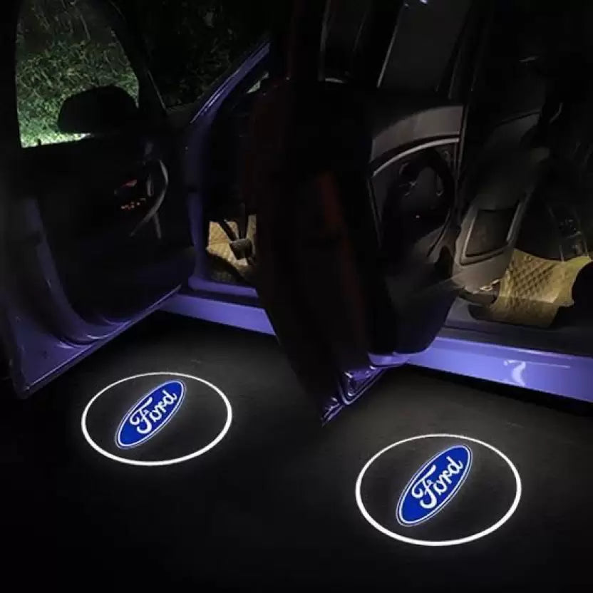Portiera auto aperta con logo Ford proiettato a terra, illuminazione LED. Accessorio auto, luce di cortesia, personalizzazione veicolo.