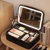 Valigia trucco con specchio illuminato a LED, organizer cosmetici, pennelli, rossetti e profumi, ideale per viaggi e uso professionale.