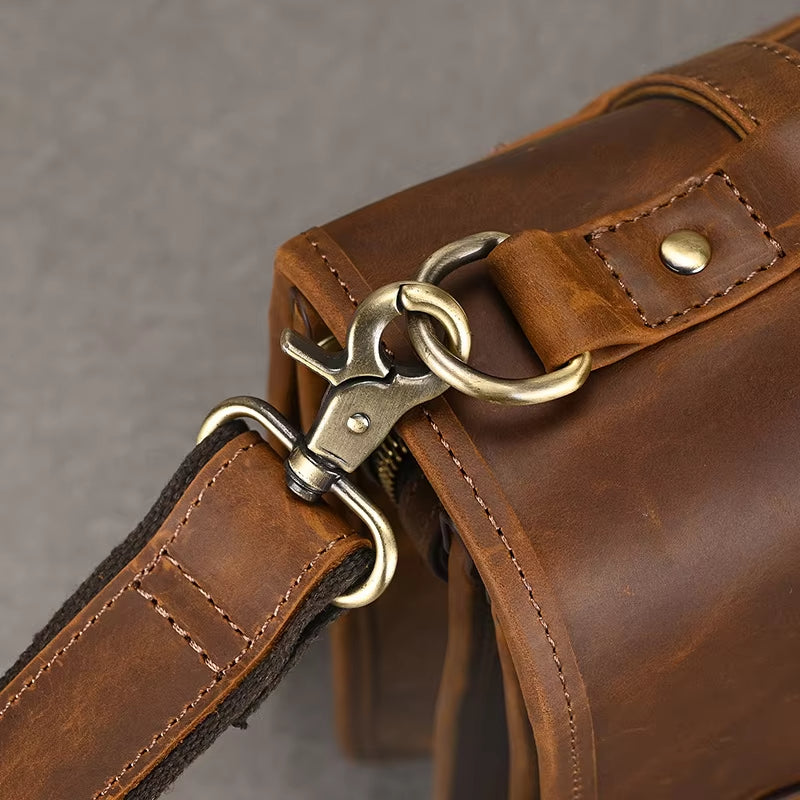 Borsa a tracolla in pelle marrone con fibbia in metallo, design elegante e resistente, ideale per uomo e donna. Accessorio moda di alta qualità.