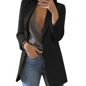 Giacca blazer donna nera elegante, abbinata a top grigio scollato e jeans. Moda femminile casual chic, abbigliamento autunnale.