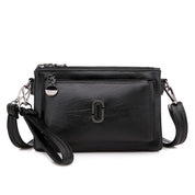 Borsa a tracolla in pelle nera con cerniera, tasca frontale, logo decorativo e cinturino regolabile. Elegante e versatile per ogni occasione.