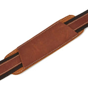 Cinturino in pelle marrone con cuciture bianche, design elegante e resistente, ideale per borse o strumenti musicali. Accessorio di alta qualità.