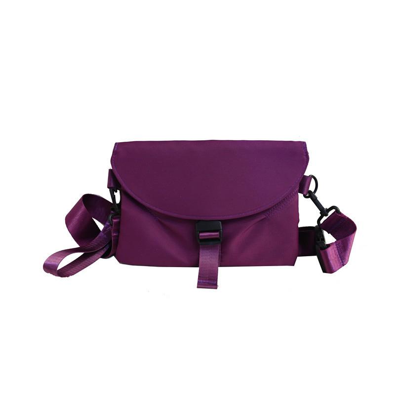 Borsa a tracolla viola in nylon, design moderno, chiusura a fibbia, regolabile, ideale per donna, accessorio moda pratico e versatile.