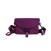 Borsa a tracolla viola in nylon, design moderno, chiusura a fibbia, regolabile, ideale per donna, accessorio moda pratico e versatile.