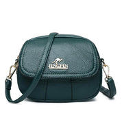 Borsa a tracolla verde in pelle sintetica, design elegante con logo dorato, chiusura a zip, ideale per moda donna e accessori casual.