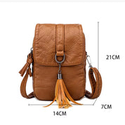 Borsa a tracolla in pelle marrone con nappina, dimensioni 21x14x7 cm. Design elegante, ideale per moda donna, accessori casual, shopping online.