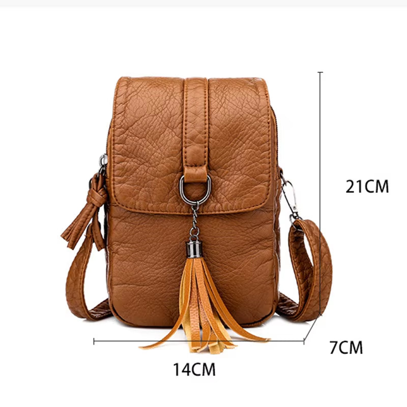 Borsa a tracolla in pelle marrone con nappina, dimensioni 21x14x7 cm. Design elegante, ideale per moda donna, accessori casual, shopping online.