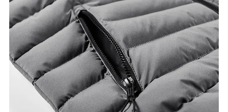 Giacca invernale imbottita grigia con cerniera, tessuto trapuntato, ideale per il freddo. Abbigliamento moda uomo e donna, stile casual.