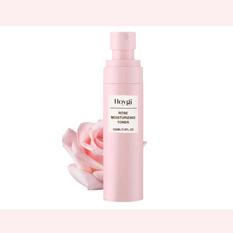 Bottiglia di tonico idratante alla rosa da 100ml su sfondo bianco, con rosa rosa accanto. Skincare, bellezza, cura del viso, prodotto naturale.