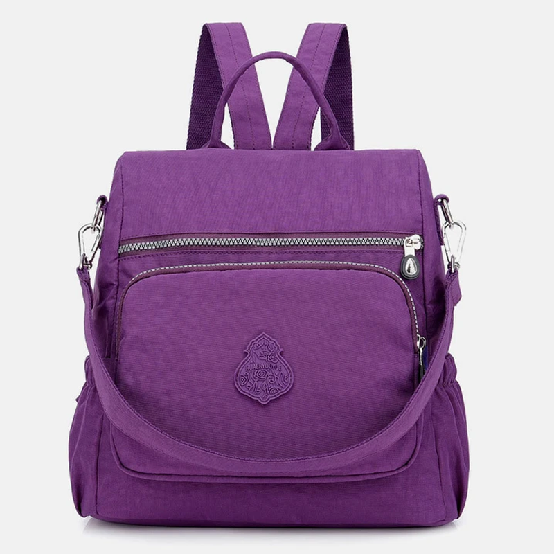 Zaino viola multifunzione in tessuto resistente, con tasche multiple e cerniere argentate, ideale per scuola, viaggio e uso quotidiano.