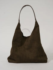 Borsa a spalla in pelle scamosciata marrone, design minimalista, manico singolo, moda donna, accessorio elegante, stile casual chic.