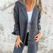 Cappotto lungo grigio donna, elegante e casual, con bottoni frontali. Perfetto per l'autunno e l'inverno. Stile moderno e versatile.