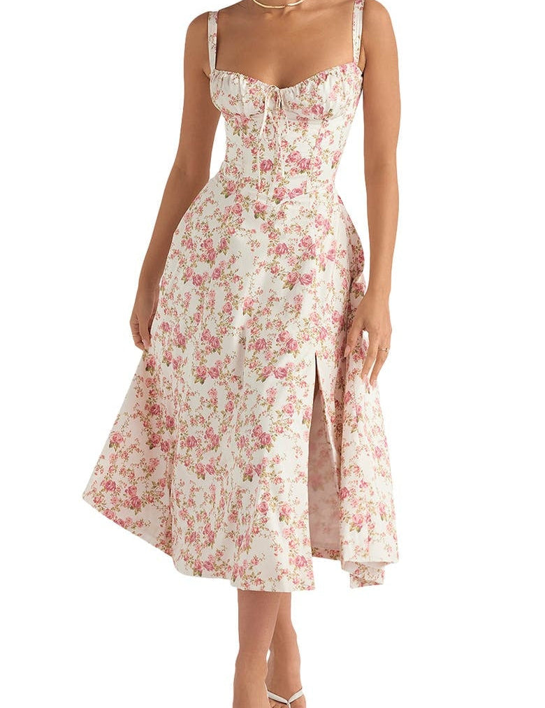 Abito midi floreale bianco e rosa con spalline sottili, scollo a cuore e spacco frontale. Perfetto per eventi estivi eleganti e cerimonie.
