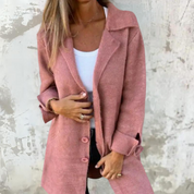 Giacca donna rosa in lana, stile casual, con bottoni, indossata su top bianco. Moda autunnale, abbigliamento femminile elegante e confortevole.