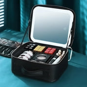 Custodia organizer per trucco con specchio LED, scomparti per cosmetici, pennelli e accessori. Ideale per viaggi e uso quotidiano.