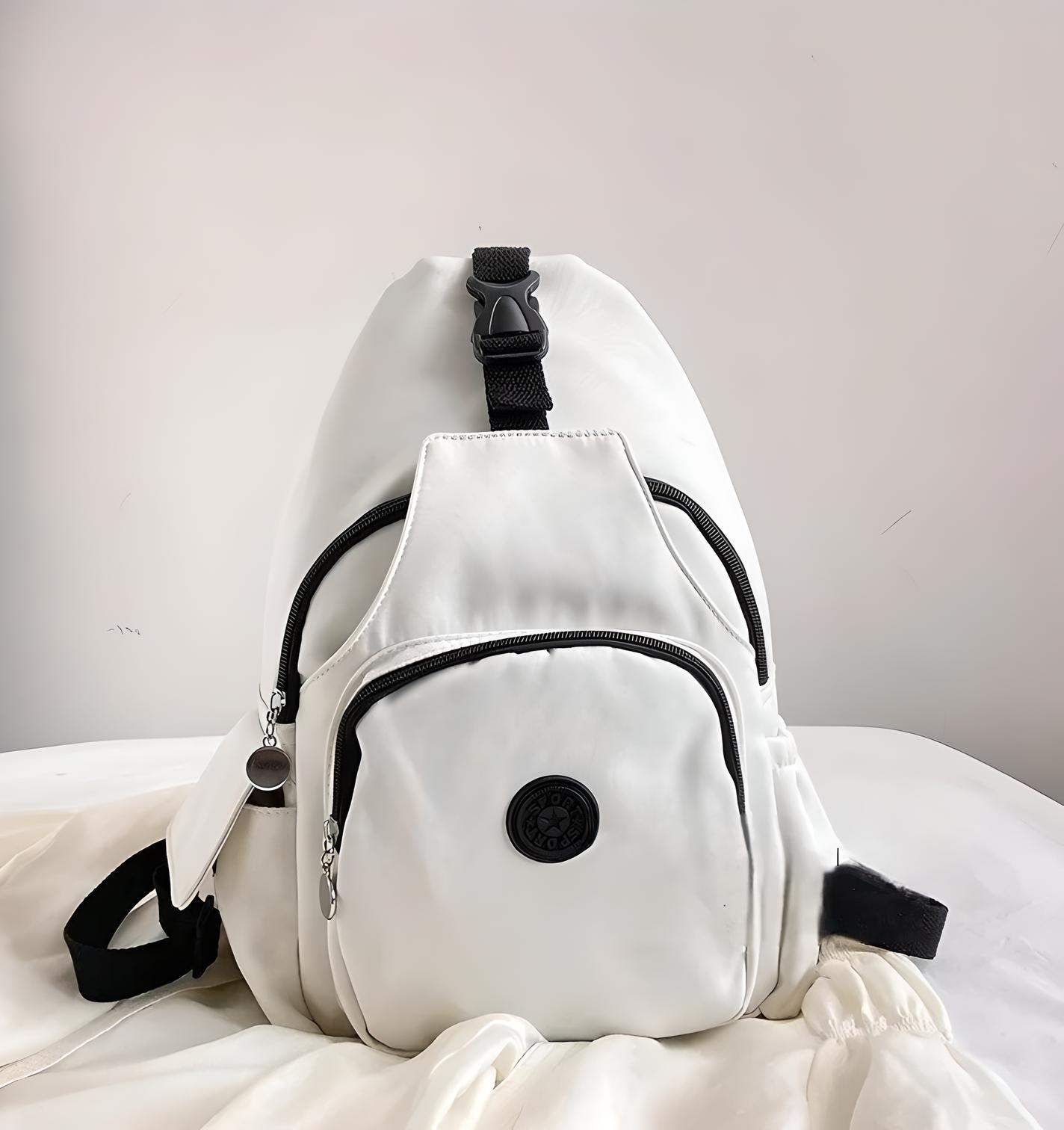 Zaino bianco elegante con tasche multiple e cerniere nere, ideale per scuola o viaggio. Design moderno, materiale resistente. Accessorio moda unisex.