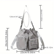 Zaino a secchiello grigio con tasche multiple, tracolla regolabile, dimensioni 23x26x13 cm, ideale per moda casual e viaggi.