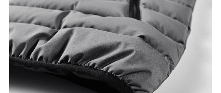 Giacca invernale imbottita grigia, tessuto resistente, dettaglio trapuntato, ideale per climi freddi. Moda uomo, abbigliamento outdoor.