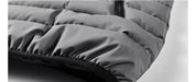 Giacca invernale imbottita grigia, tessuto resistente, dettaglio trapuntato, ideale per climi freddi. Moda uomo, abbigliamento outdoor.