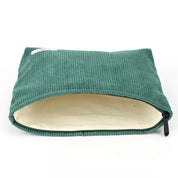 Astuccio verde in velluto a coste con cerniera aperta, interno beige. Accessorio moda, organizer pratico per cosmetici o cancelleria.