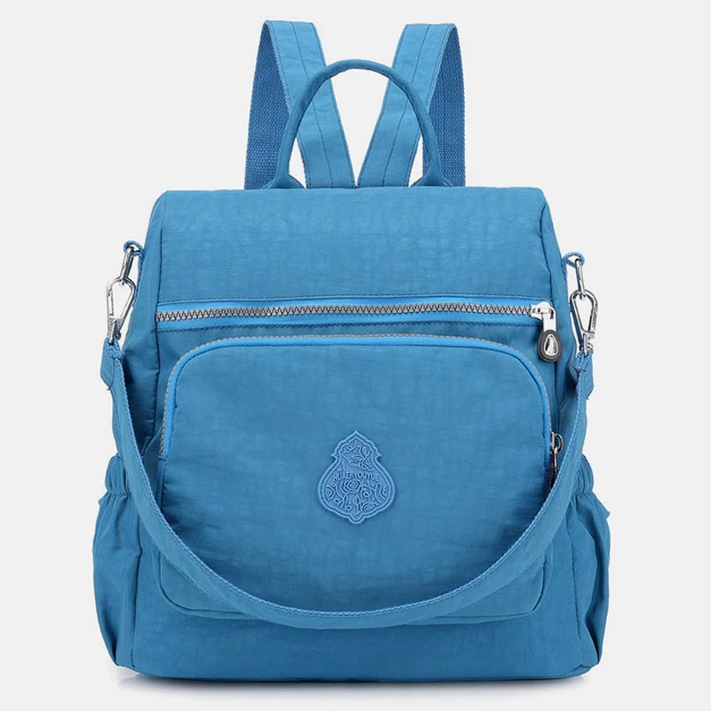 Zaino donna blu in nylon impermeabile, con tasca frontale con zip, spallacci regolabili e manico superiore. Ideale per viaggi e uso quotidiano.
