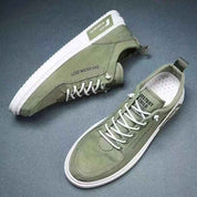 Scarpe da ginnastica verdi da uomo, design moderno, suola bianca, lacci bianchi, scritta "OFF-FEN 2021", stile casual, moda urbana.