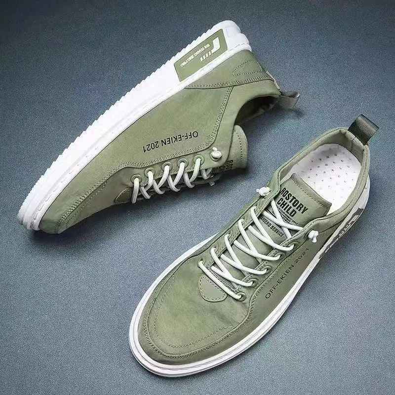 Scarpe da ginnastica verdi da uomo, design moderno, suola bianca, lacci bianchi, scritta "OFF-FEN 2021", stile casual, moda urbana.