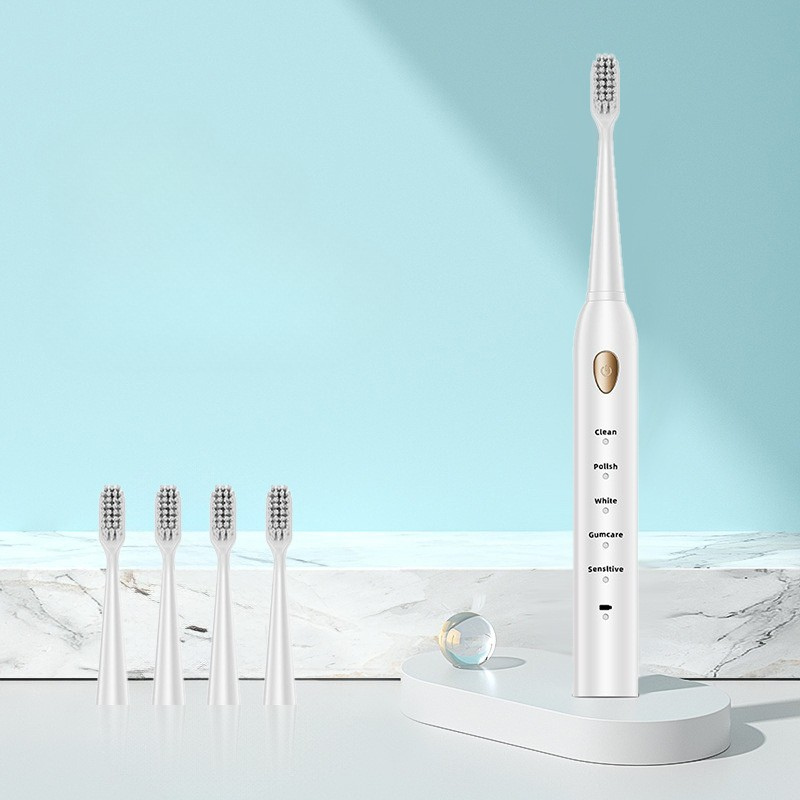 Spazzolino elettrico bianco con testine di ricambio su sfondo azzurro, design moderno, modalità multiple, ideale per igiene orale avanzata.