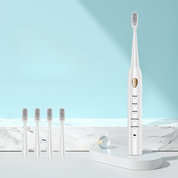 Spazzolino elettrico bianco con testine di ricambio su sfondo azzurro, design moderno, modalità multiple, ideale per igiene orale avanzata.