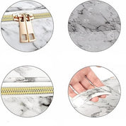 Borsa cosmetica in marmo bianco con cerniera dorata, dettagli impermeabili, design elegante. Ideale per trucco, viaggio, organizzazione accessori.