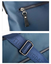 Borsa a tracolla blu in nylon con cerniera e fibbia in metallo, design elegante e moderno, ideale per uomo, accessorio moda pratico e resistente.