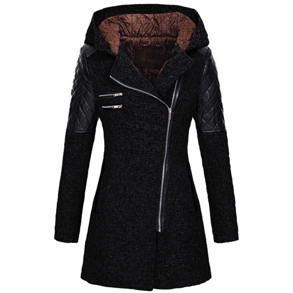 Cappotto donna nero con cappuccio, maniche in pelle trapuntata, chiusura zip asimmetrica. Elegante e moderno, ideale per l'inverno.