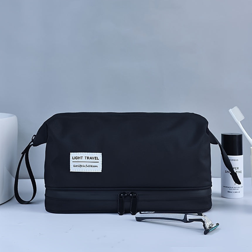 Nécessaire da viaggio nero con cerniera, etichetta "Light Travel", rasoio, spazzolino e flacone bianco. Accessori bagno eleganti e pratici.