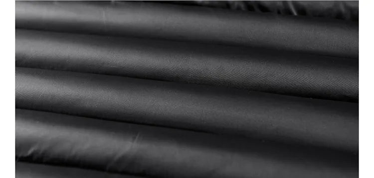 Tessuto nero impermeabile, texture liscia, ideale per abbigliamento outdoor e accessori. Materiale resistente e di alta qualità.