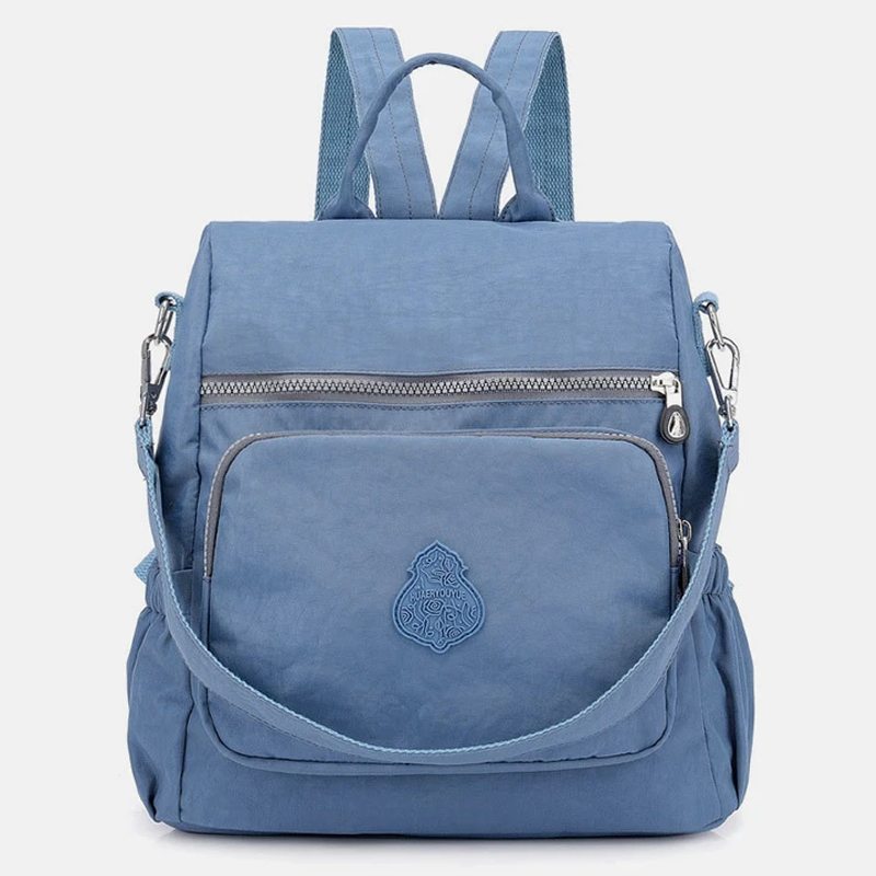 Zaino casual blu in nylon impermeabile con tasca frontale con zip, spallacci regolabili e manico superiore. Design elegante e pratico per ogni occasione.