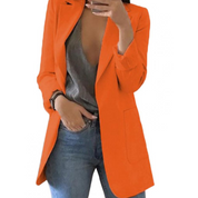 Giacca arancione da donna, elegante e moderna, abbinata a top grigio e jeans. Moda femminile, abbigliamento casual chic, tendenze 2023.