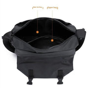 Borsa a tracolla impermeabile nera aperta, con scomparto principale e tasca con cerniera. Design moderno, ideale per viaggi e uso quotidiano.