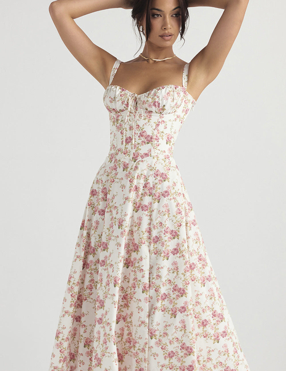 Abito estivo donna floreale bianco e rosa, scollo a cuore, spalline sottili, lunghezza midi. Elegante e femminile, perfetto per occasioni estive.
