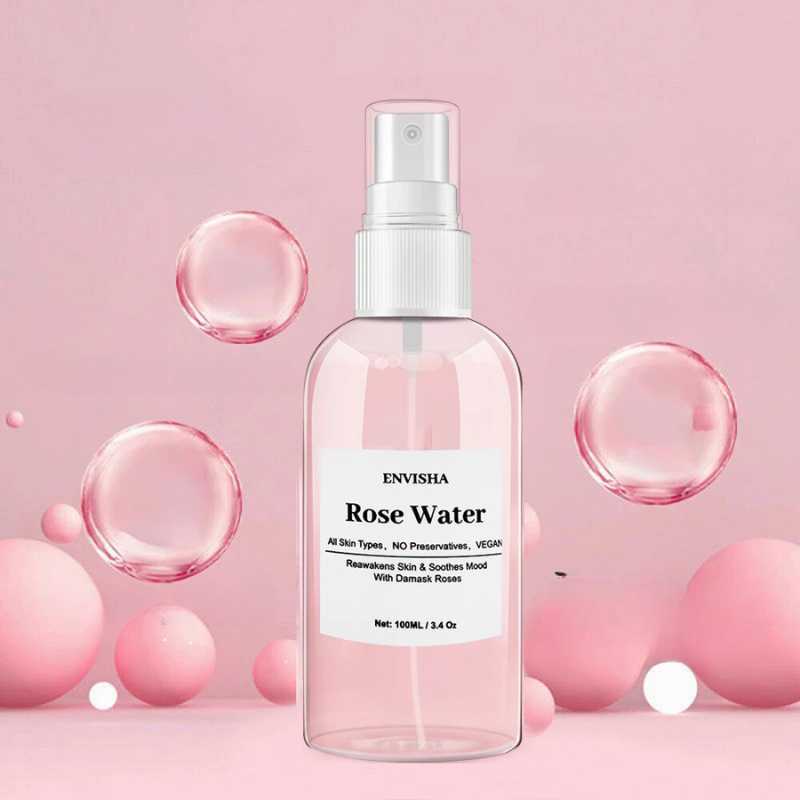Spray acqua di rose Envisha 100ml, flacone trasparente su sfondo rosa, idratante viso, vegano, senza conservanti, adatto a tutti i tipi di pelle.