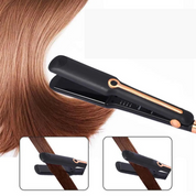 Piastra per capelli nera e oro, lisciatura capelli castani. Strumento styling professionale, tecnologia avanzata, risultati lisci e lucenti.