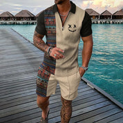 Tuta estiva uomo patchwork, maniche corte, design geometrico e etnico, sfondo mare e bungalow, moda casual, abbigliamento vacanza.