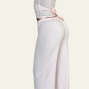 Pantaloni palazzo bianchi in cotone, vita alta, design elegante, perfetti per moda estiva e look casual chic.