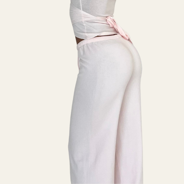 Pantaloni palazzo bianchi in cotone, vita alta, design elegante, perfetti per moda estiva e look casual chic.