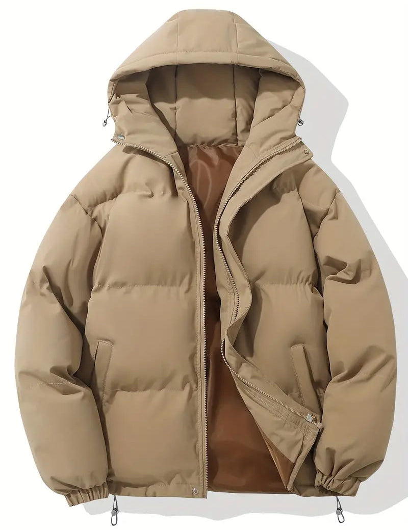 Giacca invernale imbottita beige con cappuccio, chiusura a zip, tasche laterali. Moda uomo, abbigliamento caldo, giacca casual.