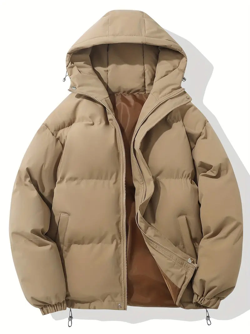 Giacca invernale imbottita beige con cappuccio, chiusura a zip, tasche laterali. Moda uomo, abbigliamento caldo, giacca casual.
