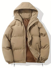 Giacca invernale imbottita beige con cappuccio, chiusura a zip, tasche laterali. Moda uomo, abbigliamento caldo, giacca casual.