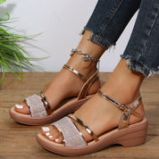 Sandali donna con zeppa, cinturini dorati, dettagli glitter, indossati con jeans strappati. Scarpe estive eleganti, moda femminile casual.