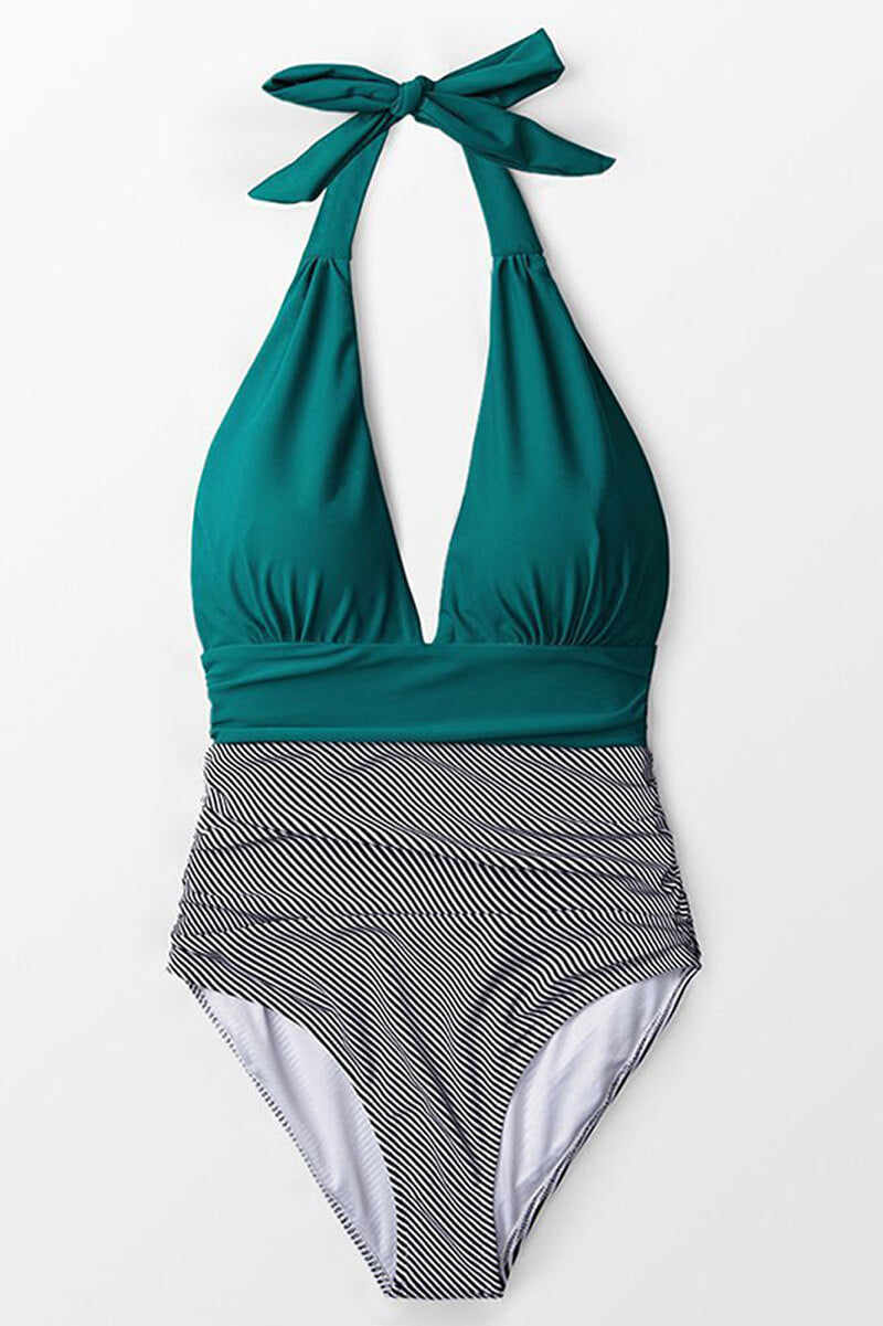 Costume intero donna verde con scollo a V e righe bianche e nere, design elegante, perfetto per la spiaggia o la piscina.